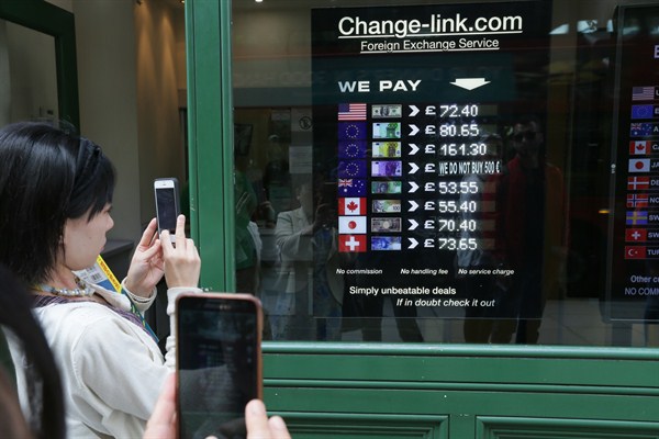 People look at the foreign exchange rates displayed in the window of a Bureau de Change, London, June 25, 2016 (AP photo by Tim Ireland).