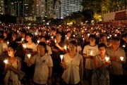 Tens of thousands of people at a candlelight vigil to commemorate victims of the 1989 Tiananmen Square crackdown, Hong Kong, June 4, 2016 (AP photo by Kin Cheung).