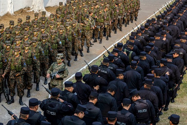 El Salvador army special forces and police officers, part of a new stepped-up phase in the government's fight against gangs, San Salvador, April, 20, 2016 (AP photo by Salvador Melendez).