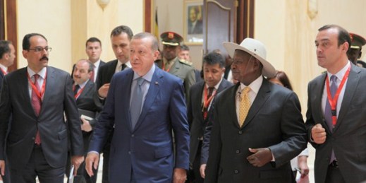 Turkish President Recep Tayyip Erdogan and Ugandan President Yowri Museveni arrive at the State House, Entebbe, Uganda, June 1, 2016 (AP photo by Stephen Wandera).