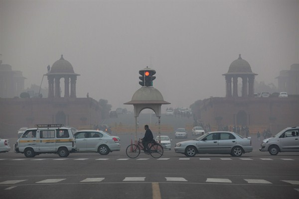 Vehicles move past the Presidential Palace through smog, New Delhi, India, Jan. 13, 2016 (AP photo by Tsering Topgyal).