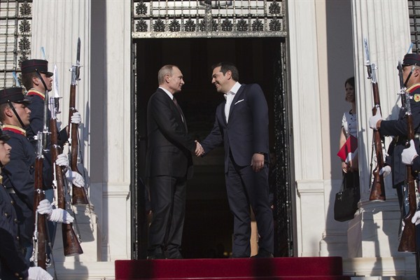 Greek Prime Minister Alexis Tsipras welcomes Russian President Vladimir Putin, Athens, Greece, May 27, 2016 (AP photo by Petros Giannakouris).