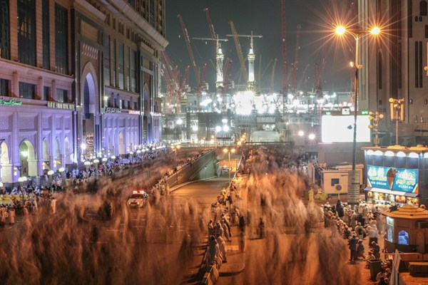 Muslim pilgrims walk toward the Grand Mosque in the holy city of Mecca, Saudi Arabia, Sept. 13, 2015 (AP photo by Mosa'ab Elshamy).