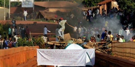 Pro-Seleka Muslim residents barricade the bridge at the entrance of Bambari, Central African Republic, May 22, 2014 (AP photo by Jerome Delay).