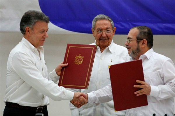 Colombian President Juan Manuel Santos and FARC commander Timoleon Jimenez at the signing ceremony of a cease-fire and rebel disarmament deal, Havana, Cuba, June 23, 2016 (AP photo by Desmond Boylan).