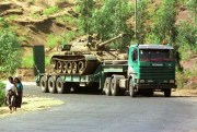 An Ethiopian tank heads for the frontlines during the Ethiopian-Eritrean War, June 25, 1998 (AP photo by Sayyid Azim).