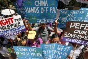 Protesters outside of the Chinese Consulate before the Hague tribunal announced its ruling on the South China Sea dispute, Makati city, Philippines, July 12, 2016 (AP photo by Bullit Marquez).