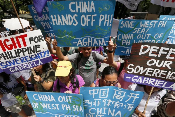 Protesters outside of the Chinese Consulate before the Hague tribunal announced its ruling on the South China Sea dispute, Makati city, Philippines, July 12, 2016 (AP photo by Bullit Marquez).