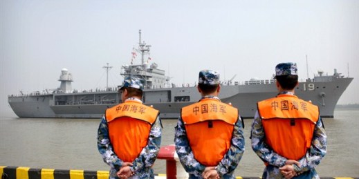 Soldiers from the Chinese People's Liberation Army Navy watch as the USS Blue Ridge arrives at a port in Shanghai, May 6, 2016 (AP photo).