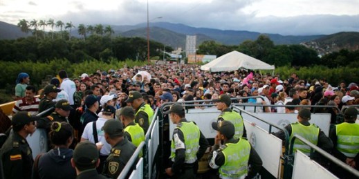 More than 100,000 Venezuelans cross the Simon Bolivar bridge to buy basic goods, San Antonio del Tachira, Venezuela, July 17, 2016 (AP photo by Ariana Cubillos).