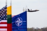 A U.S. Air Force F-22 Raptor fighter jet landing at Siauliai airbase, east of Vilnius, Lithuania, April 27, 2016 (AP photo by Mindaugas Kulbis).