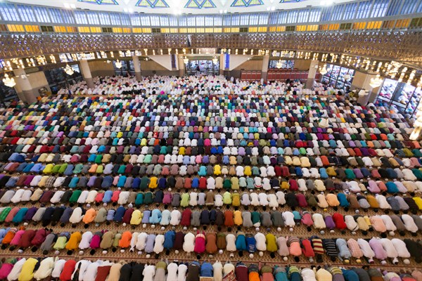 Muslims pray during morning prayer for Eid al-Fitr, marking the end of the holy month of Ramadan, Kuala Lumpur, Malaysia, July 6, 2016 (AP photo by Vincent Thian).