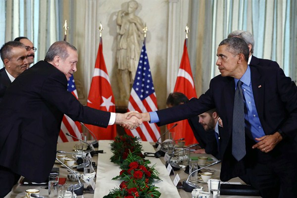 U.S. President Barack Obama shakes hands with Turkish President Recep Tayyip Erdogan after a bilateral meeting, Paris, France, Dec. 1, 2015 (AP photo by Yasin Bulbul).