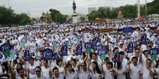 Government workers at a rally to encourage Thais to vote in the constitutional referendum, Bangkok, Aug. 4, 2016, (AP photo by Sakchai Lalit).