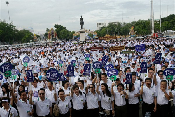 Government workers at a rally to encourage Thais to vote in the constitutional referendum, Bangkok, Aug. 4, 2016, (AP photo by Sakchai Lalit).