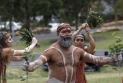Traditional aboriginal dancers perform a ceremony, Sydney, Australia, Jan. 26, 2016 (AP photo by Rob Griffith).