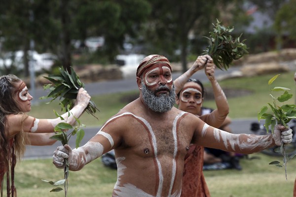 Traditional aboriginal dancers perform a ceremony, Sydney, Australia, Jan. 26, 2016 (AP photo by Rob Griffith).