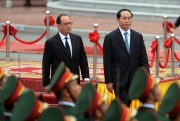 French President Francois Hollande and his Vietnamese counterpart Tran Dai Quang during a welcoming ceremony, Hanoi, Vietnam, Sept. 6, 2016 (AP photo by Hoang Dinh Nan).