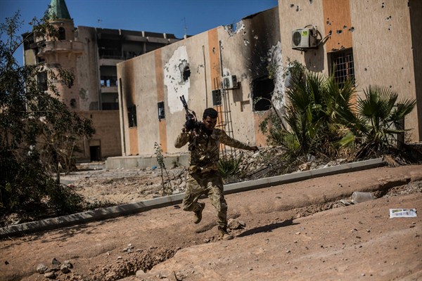 A Libyan fighter affiliated with the internationally recognized government in Tripoli during clashes against the Islamic State, Sirte, Sept. 22, 2016 (AP photo by Manu Brabo).