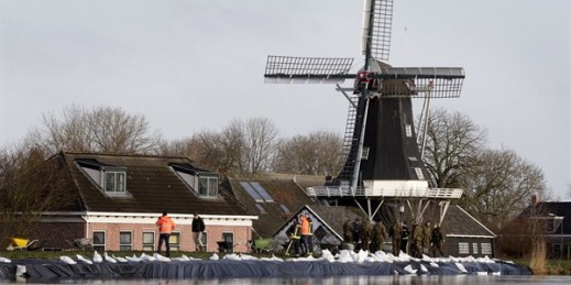 Police and military personnel lay sandbags to strengthen a dike, Woltersum, Netherlands, Jan. 6, 2012 (AP photo).