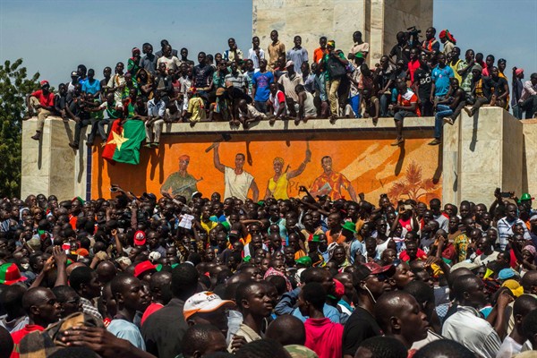 People gather as they await the announcement of a new interim leader, Ouagadougou, Burkina Faso, Oct. 31, 2014 (AP photo by Theo Renaut).