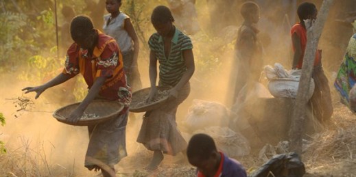 Women and children separate grain from soil, Machinga, Malawi, May 24, 2016 (AP photo by Tsvangirayi Mukwazhi).