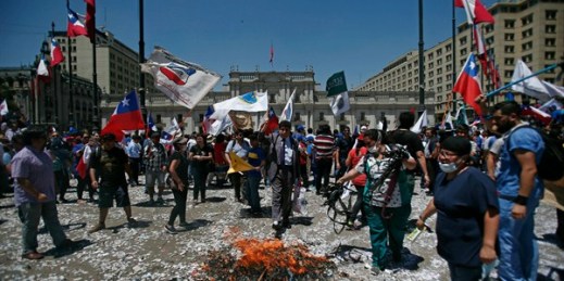 Public workers protest outside La Moneda presidential palace, Santiago, Chile, Nov. 17, 2016 (AP photo by Luis Hidalgo).