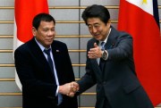 Philippine President Rodrigo Duterte, left, and Japanese Prime Minister Shinzo Abe meeting at Abe's official residence in Tokyo, Oct. 26, 2016  (AP photo by Issei Kato).