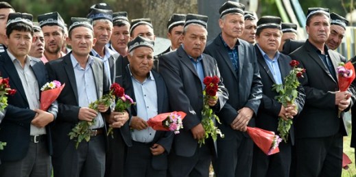 Mourners watch the funeral procession of President Islam Karimov, Samarkand, Uzbekistan, Sept. 3, 2016 (AP photo).