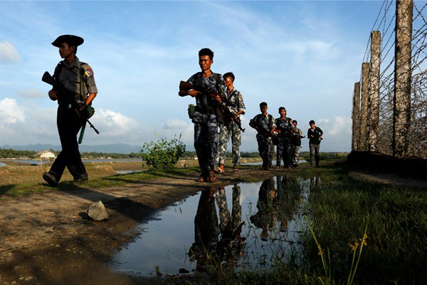 Myanmarese police officers patrol along the border fence between Myanmar and Bangladesh, Maungdaw, Rakhine state, Myanmar, Oct. 14, 2016 (AP photo by Thein Zaw).