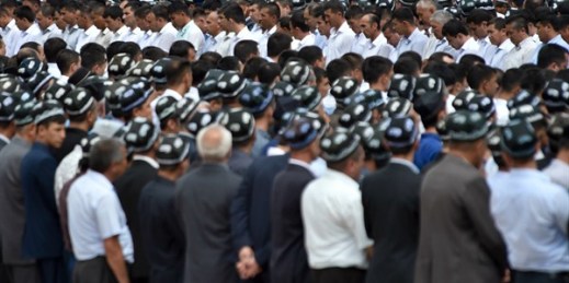 Uzbek men gather to pay their last respects during the funeral of President Islam Karimov, Samarkand, Uzbekistan, Sept. 3, 2016 (AP photo).
