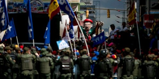An inflatable figure in the likeness of late president Hugo Chavez is carried at a demonstration in favor of Venezuela's president Nicolas Maduro, Caracas, Venezuela, Nov, 1 , 2016 (AP photo by Alejandro Cegarra).
