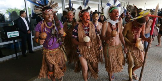 Pataxo indigenous perform a ritual dance as they block the main entrance of Planalto presidential palace, Brasilia, Brazil, Nov. 22, 2016 (AP photo by Eraldo Peres).