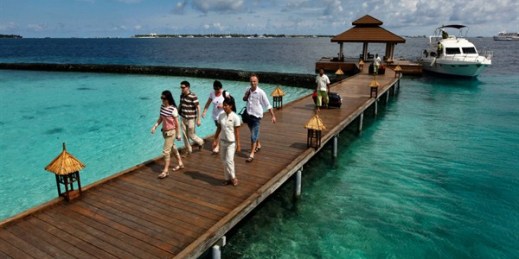 Foreign tourists arrive at a resort, Kurumba Island, Maldives, Feb. 12, 2012 (AP photo Gemunu Amarasinghe).