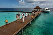 Foreign tourists arrive at a resort, Kurumba Island, Maldives, Feb. 12, 2012 (AP photo Gemunu Amarasinghe).