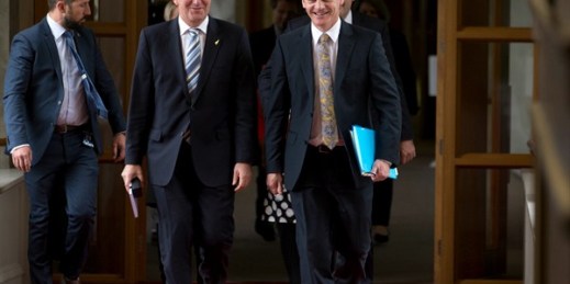 Then-Finance Minister Bill English, right, with then-Prime Minister John Key, left, Wellington, New Zealand, May 21, 2015 (AP photo by Mark Mitchell).