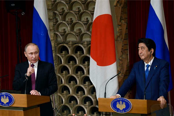 Russian President Vladimir Putin and Japanese Prime Minister Shinzo Abe during a joint press conference at Abe's official residence, Tokyo, Japan, Dec. 16, 2016 (AP photo by Franck Robichon).