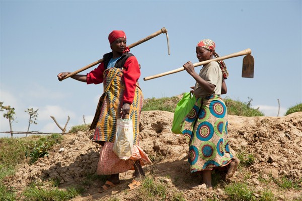 Rwandan women build terraces as part of a cash for work program, Rwanda, Sep. 11, 2013 (World Bank photo by A'Melody Lee).