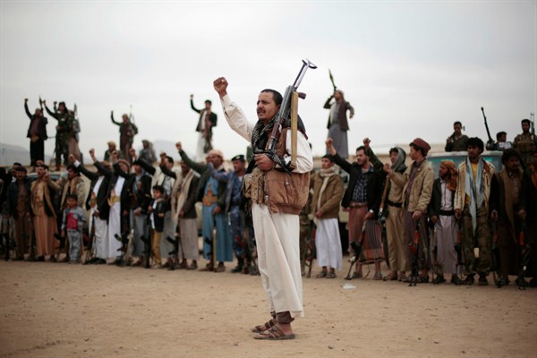 Tribesmen loyal to Houthi rebels during a gathering aimed at mobilizing more fighters into battlefronts in several Yemeni cities, Sanaa, Yemen, Nov. 10, 2016 (AP photo by Hani Mohammed).
