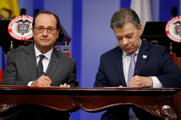 French President Francois Hollande and Colombian President Juan Manuel Santos signing bilateral agreements, Bogota, Colombia, Jan. 23, 2017 (AP photo by Fernando Vergara).