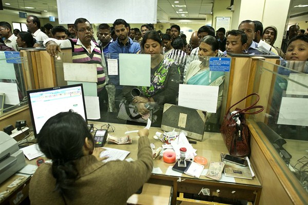 Indians deposit discontinued notes at a bank, Gauhati, India, Dec. 30, 2016 (AP photo by Anupam Nath).