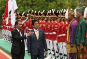 Indonesian President Joko Widodo and Japanese Prime Minister Shinzo Abe during a welcome ceremony at the Presidential Palace, Bogor, West Java, Indonesia,  Jan. 15, 2017 (AP photo by Achmad Ibrahim).