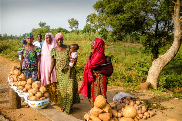 Women selling sweet potatoes, Kwarra, Nigeria, Jan. 13, 2014 (Community Eye Health photo via Flickr, CC BY-NC 2.0).