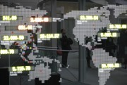 An electronic board shows benchmark indexes of the global markets, Seoul, South Korea, Jan. 2, 2017 (AP photo by Lee Jin-man).