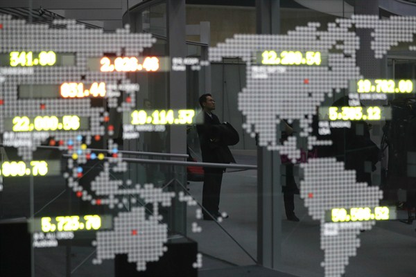 An electronic board shows benchmark indexes of the global markets, Seoul, South Korea, Jan. 2, 2017 (AP photo by Lee Jin-man).