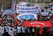 Civil servants and members of Turkish unions march to protest against the government's economic policies, Ankara, Turkey, April 4, 2015 (AP photo).