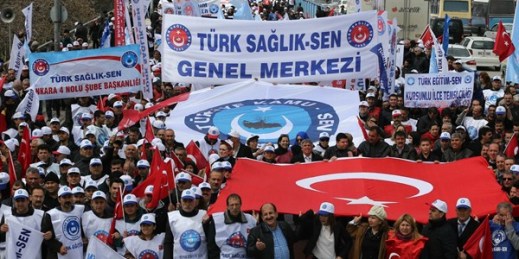 Civil servants and members of Turkish unions march to protest against the government's economic policies, Ankara, Turkey, April 4, 2015 (AP photo).