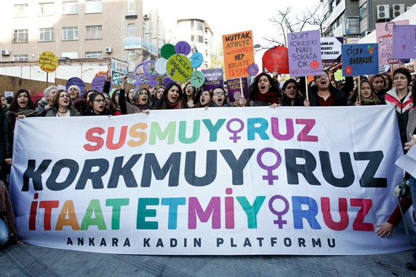 Turkish women hold a banner reading "We don't fear, we will not obey," as they protest violence against women, Ankara, Turkey, Nov. 26, 2016 (AP photo).
