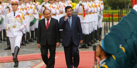 Cambodian Prime Minister Hun Sen, right, and his Vietnamese counterpart, Nguyen Xuan Phuc, left, review an honor guard, Hanoi, Vietnam, Dec. 20, 2016 (AP photo by Tran Van Minh).