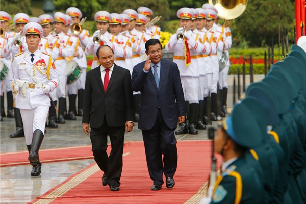 Cambodian Prime Minister Hun Sen, right, and his Vietnamese counterpart, Nguyen Xuan Phuc, left, review an honor guard, Hanoi, Vietnam, Dec. 20, 2016 (AP photo by Tran Van Minh).
